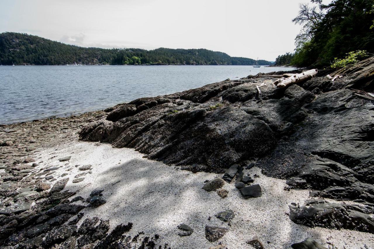 Shangrila Waterfront Vacation Home Bedwell Harbour エクステリア 写真