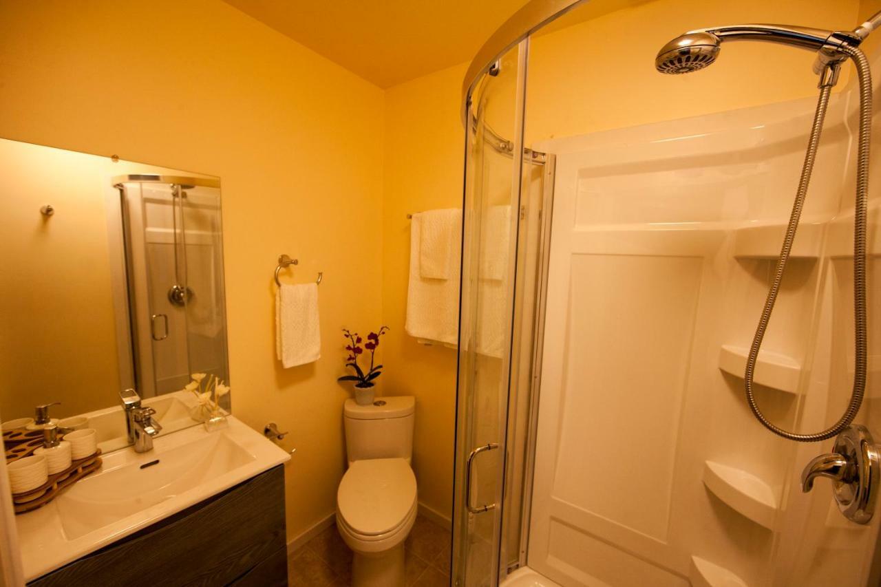 Shangrila Waterfront Vacation Home Bedwell Harbour エクステリア 写真