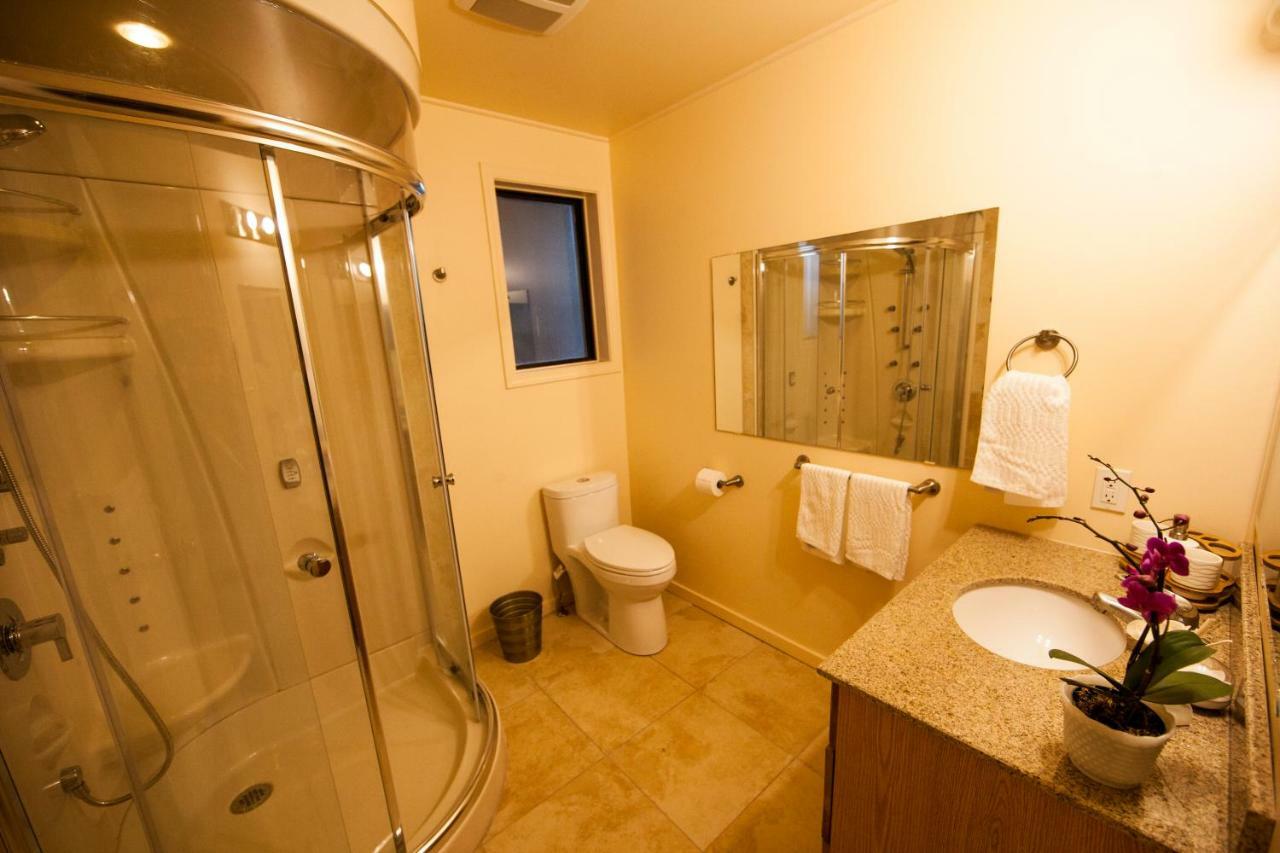 Shangrila Waterfront Vacation Home Bedwell Harbour エクステリア 写真